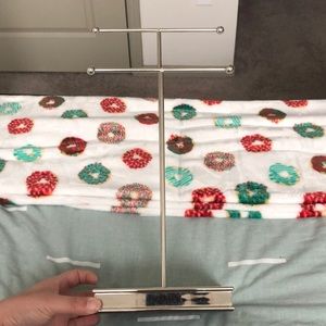 NECKLACE HOLDER WITH BOTTOM TRAY